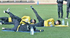 4日ぶりの練習で体幹トレーニングに汗を流す栃木SCの選手=宇都宮市の河内総合運動公園陸上競技場