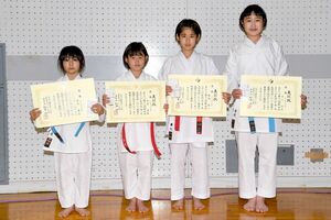 女子組手の各学年の優勝者たち