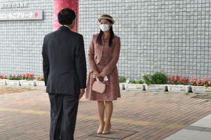 TKCいちごアリーナに来場され、大会関係者らにあいさつされる承子さま(右)=8日午後、鹿沼市下石川