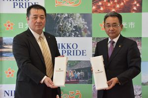 贈呈されたチョコレートを手にする大嶋市長（右）と加藤専務理事