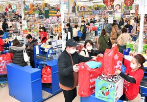 クリスマスを前に買い物客らでにぎわう店内=22日午前10時45分、宇都宮市鶴田町
