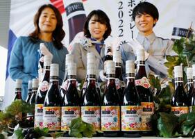 　羽田空港に到着したフランス産ワインの新酒「ボージョレ・ヌーボー」＝１９日午前