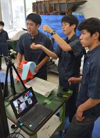 ビデオ会議アプリを使い試作品の改善点を尋ねる生徒たち