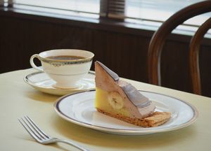 店の顔の「バナナマロンパイ」。深いりコーヒーとの相性が抜群