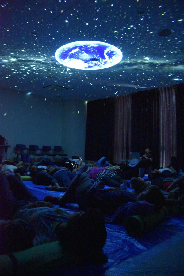 天井に満天の星空広がる プラネタリウム ごろ寝 で観賞 大田原 県内主要 地域の話題 下野新聞 Soon ニュース 下野新聞 Soon スーン
