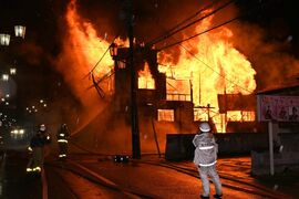 さくらで店舗など３棟全焼