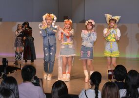 晴れ 雨 虹などをモチーフに 足利の専門学校でファッションショー 社会 地域の話題 下野新聞 Soon ニュース 下野新聞 Soon スーン