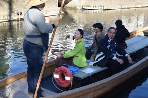 遊覧船に乗り、栃木市内を散策する客室乗務員の王さん(左から2番目)