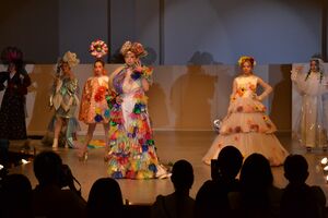 晴れ 雨 虹などをモチーフに 足利の専門学校でファッションショー 社会 地域の話題 下野新聞 Soon ニュース 下野新聞 Soon スーン