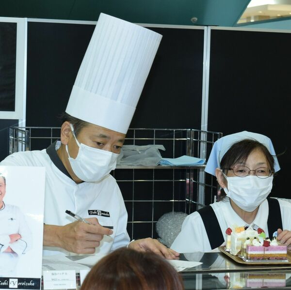 北関東初 鎧塚氏のスイーツ販売会始まる Fkdインターパーク店 18日まで限定 地域の話題 経済 速報 下野新聞 Soon ニュース 下野新聞 Soon スーン