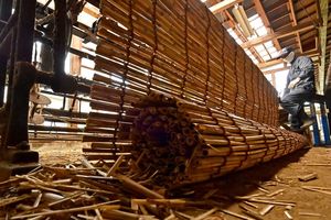 最盛期を迎えているよしず作り=15日午前10時45分、小山市下生井