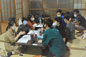 まなかのいえで開かれたセミナーに参加した大学生ら