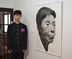 高校生が初の個展 祖母らモデルに鉛筆で描き上げる 足利｜地域の話題 