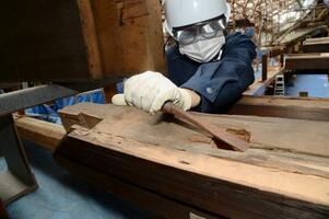 　大徳寺方丈の解体修理中に見つかった、建立当時に使われたとみられる大工道具の「のみ」＝１８日午前、京都市北区