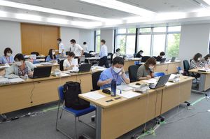 県が開設した協力金受付センター。書類の確認作業などに追われている=今月中旬、宇都宮市ゆいの杜1丁目