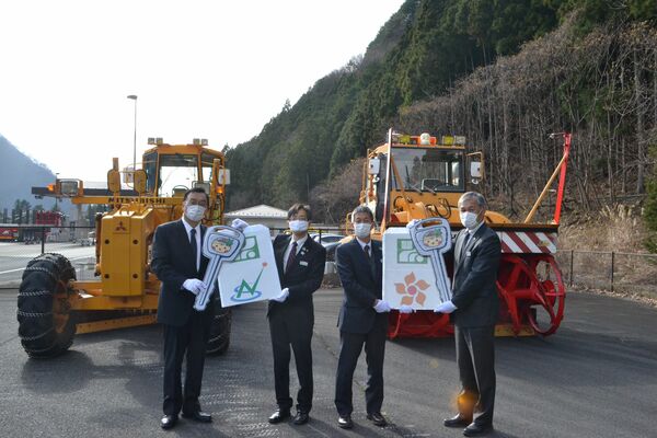 日塩有料道路 11日から無料化 公社から県に移管で 引き継ぎ式 県内主要 地域の話題 下野新聞 Soon ニュース 下野新聞 Soon スーン