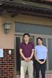 まなかのいえを運営する地域おこし協力隊の村山大樹さん（左）と妻の史織さん
