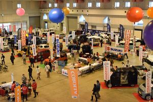 約1500人が来場した「軽自動車＆二輪車フェア」＝15日午後、宇都宮市元今泉６丁目