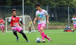 約１カ月半ぶりの全体練習で汗を流す栃木シティＦＣの選手たち＝栃木市内（チーム提供）