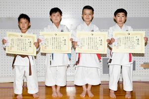 男子形の各学年の優勝者たち