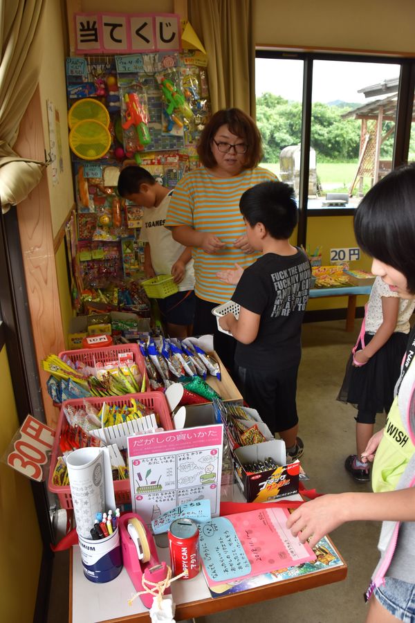 子どもに人気 小さな駄菓子屋さん 地域おこし協力隊員が発案 山里に活気 日光 地域の話題 県内主要 下野新聞 Soon ニュース 下野新聞 Soon スーン