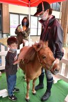 ブラッシング体験をする参加者ら