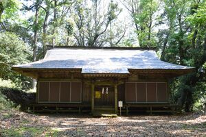 屋根の銅板が盗まれた羽黒神社＝５月上旬、茂木町町田