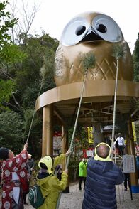 「フクロウ神社」ですす払い　那珂川