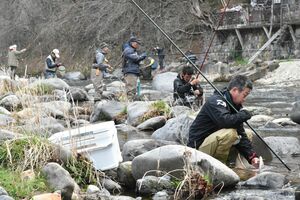 太公望 釣果に笑顔 箒川で渓流釣り解禁 那須塩原 地域の話題 県内主要 下野新聞 Soon ニュース 下野新聞 Soon スーン