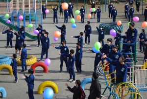 将来の夢 風船に託す 卒業前に大空へ 佐野の小中学校 動画 地域の話題 県内主要 動画 下野新聞 Soon ニュース 下野新聞 Soon スーン