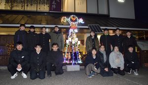 日光仮面 イルミで参上 道の駅 ニコニコ本陣 高校生ら 垣根越え制作 地域の話題 県内主要 下野新聞 Soon ニュース イルミネーションinとちぎ 下野新聞 Soon スーン