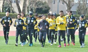 4日ぶりの全体練習を行った栃木SC。先の見えない状況が続く中でも選手は笑顔を絶やさなかった=宇都宮市の河内総合運動公園陸上競技場
