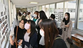 懐かしの学舎に別れ 今月閉校の足女高 解体惜しみｏｇら訪問 地域の話題 県内主要 下野新聞 Soon ニュース 下野新聞 Soon スーン
