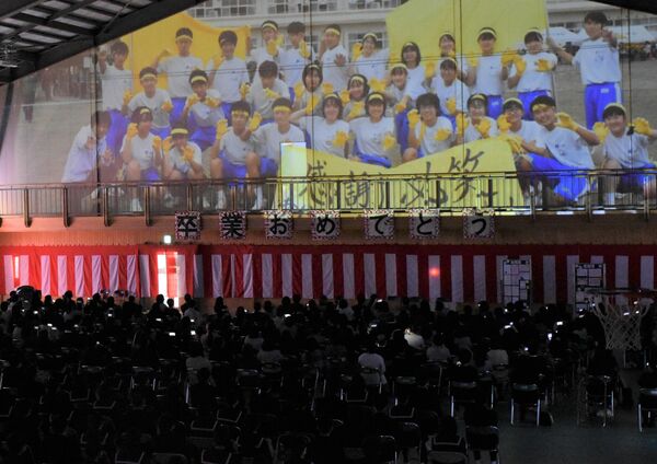 卒業祝う温かサプライズ １年間の記録動画撮影や校庭から打ち上げ花火 那須塩原 地域の話題 県内主要 下野新聞 Soon ニュース 新型肺炎 Covid19 下野新聞 Soon スーン