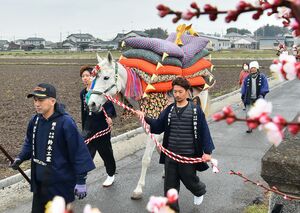 住宅街を練り歩く「飾り馬」