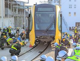 ＪＲ宇都宮駅東口停留場近くで脱線し、破損したＬＲＴ車両＝19日午前８時20分、宇都宮市宮みらい