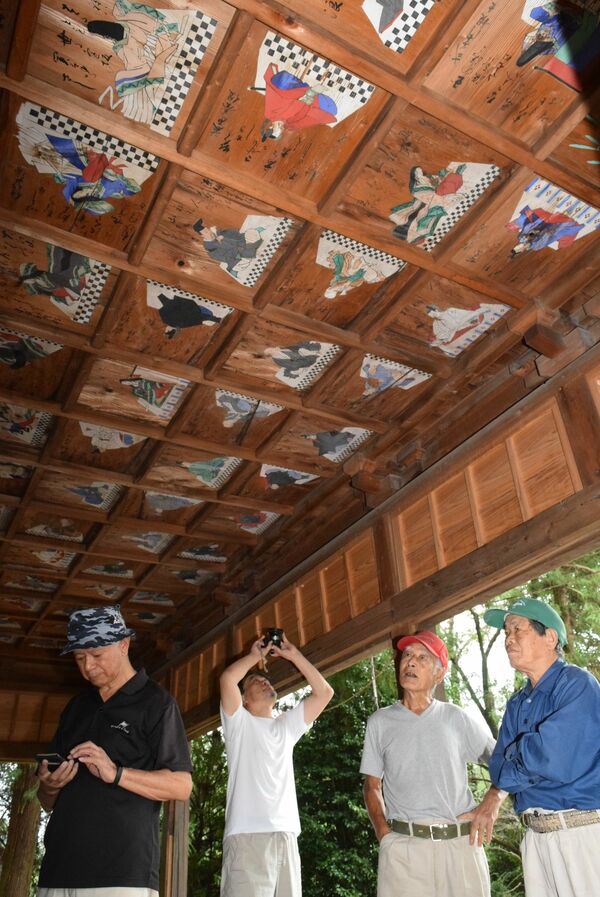 百人一首の絵柄など計104枚 12月８日 甘酒祭 で公開 塩谷 星宮神社拝殿 地域の話題 県内主要 下野新聞 Soon ニュース 下野新聞 Soon スーン