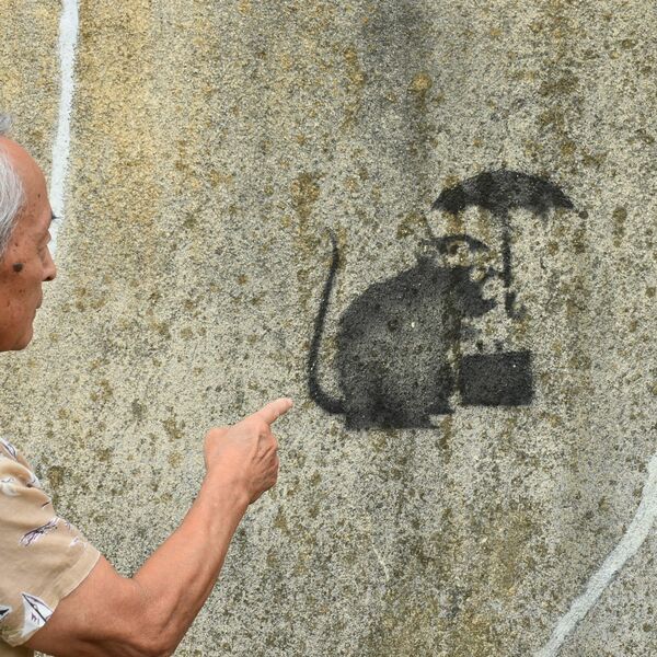 宇都宮の住宅地にバンクシー Snsで話題 傘差すネズミ 地域の話題 県内主要 下野新聞 Soon ニュース 下野新聞 Soon スーン