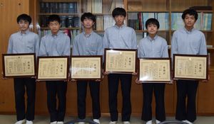 協力して女性を保護した生徒ら