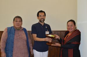 ロヘさん(右)から「クーロ」を受け取る柏瀬さん(中央)