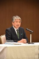 公開討論会で論戦を交わした浅野氏＝20日夜、小山市内のホテル