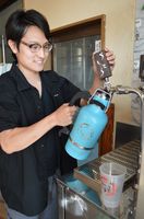 炭酸対応の水筒やペットボトルを用意すれば、自宅でビアバー気分が楽しめる＝下野市