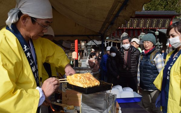 太平山神社で卵奉納 焼きたて卵焼き0食配布 栃木 地域の話題 県内主要 下野新聞 Soon ニュース 下野新聞 Soon スーン