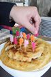 ろうそくを立てたバースデー餃子。バースデーケーキに見えてくるかも