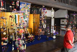 戸長屋敷を彩るつるし飾りやのぼり旗