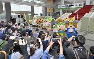 ステージや県産品販売など多彩な催しで祝…