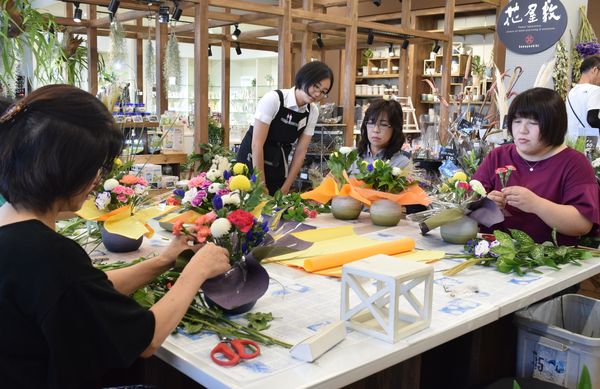 作品づくりで誘客に貢献 植物使い 教室 開催 カンセキ運営のショップ 県内主要 経済 下野新聞 Soon ニュース 下野新聞 Soon スーン