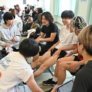 「海外の学校みたい」髪形、服装、ピアスもOK　教員免許ない校長が進める偏差値教育か…