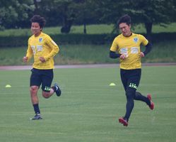 雨の中、シャトルランに汗を流す栃木ＳＣのＦＷ有馬（左）とＭＦ明本＝河内総合運動公園陸上競技場（栃木ＳＣ提供）