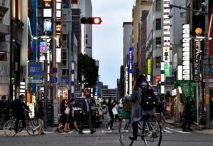 　名古屋市の繁華街「錦三」を歩く人たち＝１５日夕